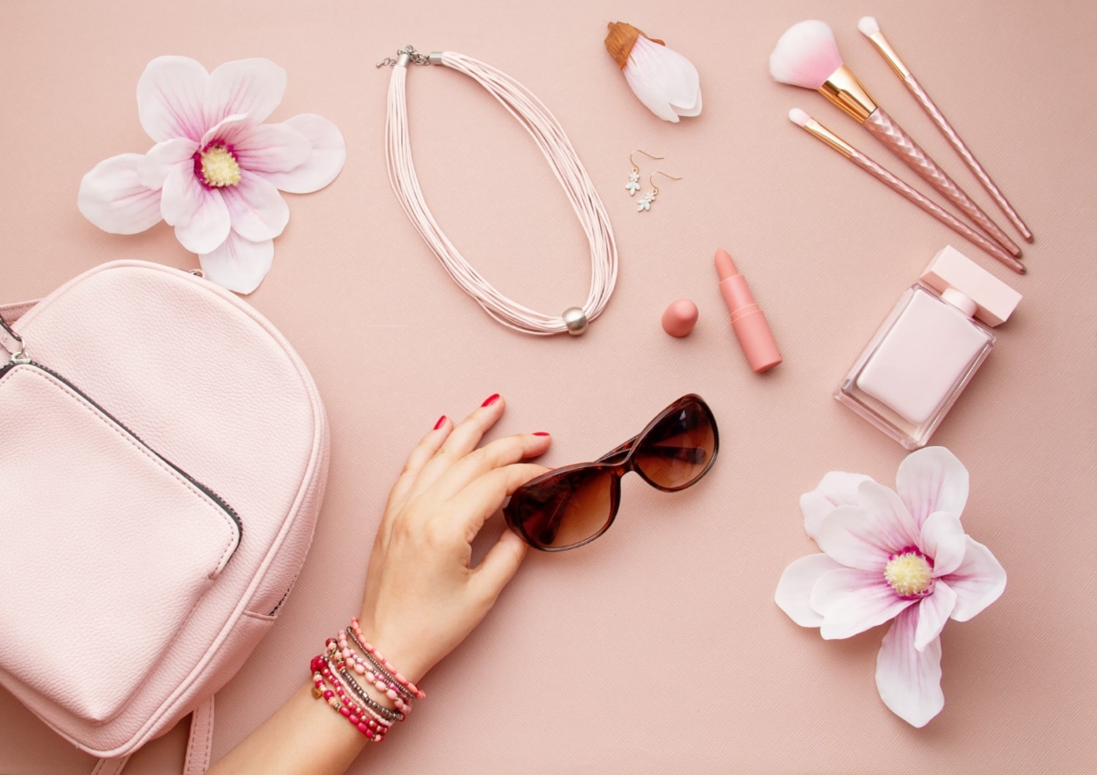 Frauenaccessoires in Rosa mit Hand und Sonnenbrille